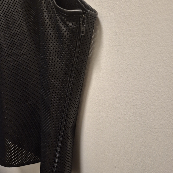 Black Men's Tank Top "DISCOUNTED" - Picture 8 of 9